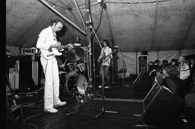 57916 Tijdens het (eerste) Straatfestival'79 in 1979 speelden op 4 juni in een tent op het Bellamypark met diverse ...