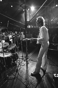 57917 Tijdens het (eerste) Straatfestival'79 in 1979 speelden op 4 juni in een tent op het Bellamypark met diverse ...