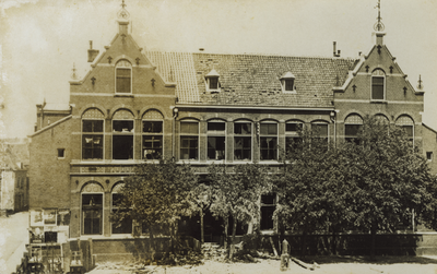 57934 Tweede Wereldoorlog. Openbare School op de Grote Markt door bom getroffen bij het bombardement op 1-6-1942. De ...