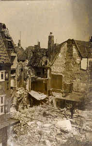 57942 Tweede Wereldoorlog. Het verwoeste Cornerhouse in de Walstraat, hoek Zeilmarkt. Bominslag op 24 april 1942
