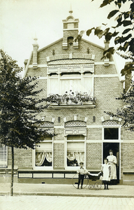 57961 De Glacisstraat 131 (O.499). Tussen ca.1904-1911 woonde in in dit huis de familie Harsant. In de deuropening ...