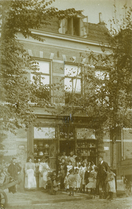 57970 De Bouwen Ewoutstraat 15, de kruidenierswinkel van E.Potjewijd. Pand is gebouw in 1896 en zwaar beschadigd ...