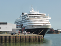 57994 Het cruiseschip 'Prinsendam' van de Holland Amerika Line aan de kade van de Buitenhaven, met de veerboot ...