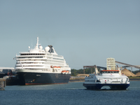 57995 Het cruiseschip 'Prinsendam' van de Holland Amerika Line aan de kade van de Buitenhaven, met de veerboot ...