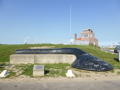 57996 Het nationaal milieumonument van de Belgische beeldhouwster Lidy Hoewaer op de Oranjedijk.Het kunstwerk is ...