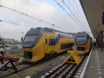 57998 Het Station van Vlissingen. Op de foto zie we de intercity Vlissingen-Lelystad naast het perron.