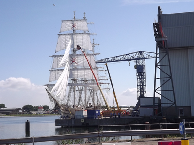 58054 De driemaster Shabab Oman II bij de scheepswerf Damen. Dit vlaggenschip van de Omaanse marine, een zogenaamde ...