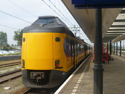58076 Het Station van Vlissingen. Op de foto zie we de intercity Vlissingen-Amsterdam naast het perron.