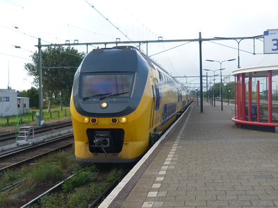 58077 Het Station van Vlissingen. Op de foto zie we de intercity Vlissingen-Amsterdam naast het perron.