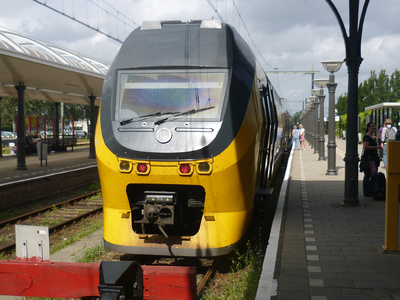 58078 Het Station van Vlissingen. Op de foto zie we de intercity Vlissingen-Amsterdam naast het perron.
