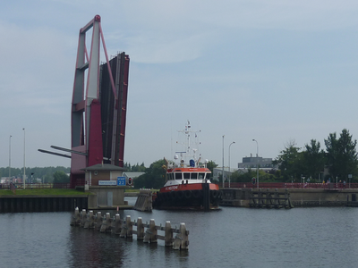 58094 De sleepboot (tug) ITC Meltemi passeert de keersluisbrug en de binnenkeersluis in het Kanaal door Walcheren. Deze ...