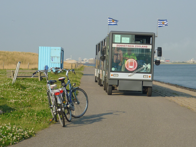 58101 De Zonnetrein passeert de Blauwe container op de dijk bij Ritthem
