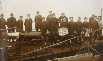 58141 Eerste Wereldoorlog. Groepsfoto met Koninklijke Marinepersoneel op een torpedoboot of torpedobootjager tijdens de ...