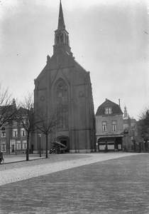 58192 De RK Sint Jacobuskerk aan de Wilhelmiastraat. gezien vanaf de Stenenbeer. Rechts het Groenewoud. De foto is ...