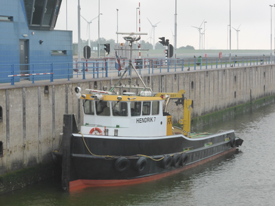 58231 De sleep-duwboot HENDRIK 7 in de sluizen van vlissingen. Deze boot is gebouwd in 1974 bij Deltawerf te ...