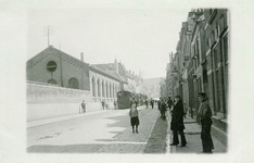 58237 De Walstraat met stoomtram. De foto is genomen in de richting van de Kleine Markt met op de achtergrond de RK ...