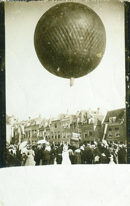58238 Tijdens de verjaardag van Koningin Wilhelmina op 31 augustus 1906 werd op de Grote Markt de luchtballon ...