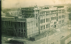 58250 Bouw van de Rijks Hoogere Burgerschool (RHBS) aan de Brouwenaarstraat. Foto gezien vanaf de R.K. kerk