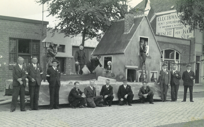 58251 De praalwagen 'watersnood 1906' in de Van Dishoeckstraat, tijdens de feestweek van 5-10 sept. 1938 i.v.m. het ...