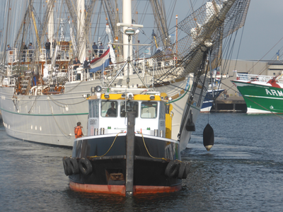 58259 De sleep-duwboot Hendrik 7 tijdens het slepen van de Sail Training Clipper (STV) Shabab Oman II. Deze ...