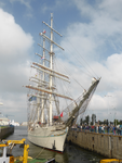 58267 Het sluizencomplexmet met de binnenvarende Sail Training Clipper (STV) Shabab Oman II.