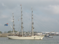 58272 De Sail Training Clipper (STV) Shabab Oman II vaart vanuit de sluizen de Westerschelde op. Rechts de Buitenhaven