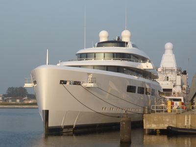 58285 Een luxe jacht aan de afbouwkade bij Amels / Damen Schelde Naval Shipbuilding aan het Verbreed Kanaal.