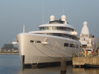 58285 Een luxe jacht aan de afbouwkade bij Amels / Damen Schelde Naval Shipbuilding aan het Verbreed Kanaal.