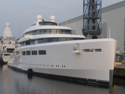 58287 Een Luxe jacht aan de afbouwkade naast de Dokloods van Damen Schelde Naval Shipbuilding en Amels aan het verbreed ...