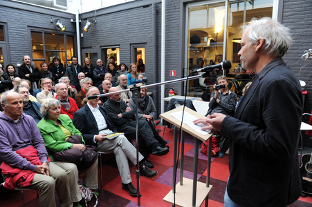 58339 Een boekpresentatie van Jan Simonse betreffende fotoboeken Middelburg en Vlissingen in de jaren zeventig. Deze ...