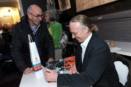 58341 Een boekpresentatie van Jan Simonse betreffende fotoboeken Middelburg en Vlissingen in de jaren zeventig. Deze ...