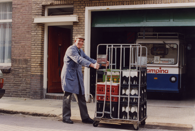 58386 In 1954 begon melkboer Klaas van Belzen (geb.24-8-1932 te Vlissingen) als zelfstandige ondernemer. Vanaf zijn ...