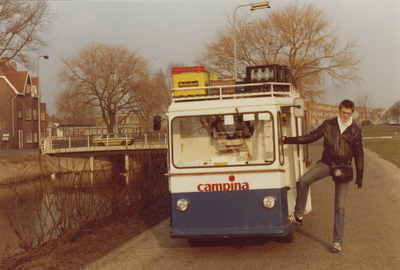 58420 De Singel net voorbij de brug tussen de Brouwenaarstraat en de Bonedijkestraat met de wagen van melkboer Klaas ...