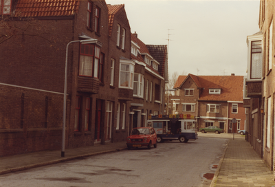 58432 De Doctor Ottestraat richting de Singel met op de achtergrond de wagen van melkboer Klaas van Belzen