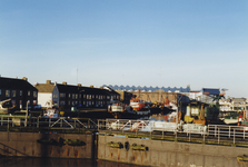 58518 De sluizen met daarachter het Verbreed Kanaal. Links de bebouwing aan de Piet Heinkade (foto februari 1999).