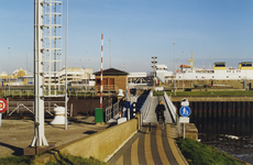 58519 Het sluizencomplex met op de achtergrond het station (links) en een veerboot van de PSB, Vlissingen-Breskens ...