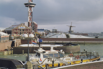 58561 De redeafhaalboot Discovery van het Nederlandse Loodswezen vaart de Voorhaven uit. Op de achtergrond zien we het ...