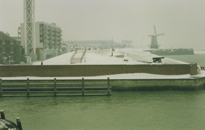 58563 De Oranjedijk met op de achtergrond de Oranjemolen op het Oranjebolwerk. De foto is genomen vanaf het ...