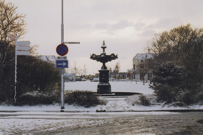 58565 Het Bellamypark met op de voorgrond de fontein van Elizabeth (Betje) Wolff en Agatha (Aagje) Deken uit 1884 (foto ...