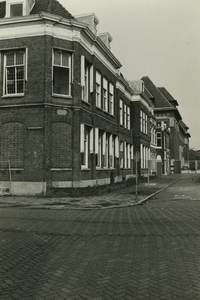 58653 Het voormalige ziekenhuis Sint Joseph (de hoofdingang in de Van Dishoeckstraat) vlak voor de afbraak, gezien ...