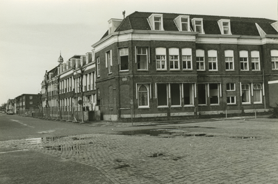 58654 Het voormalige ziekenhuis Sint Joseph (de hoofdingang in de Van Dishoeckstraat) vlak voor de afbraak, gezien ...