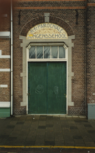 58660 De ingang van de RK jongensschool in de Glacisstraat 109. Van 1903 tot 1959 als school in gebruik. Vanaf 1964 in ...