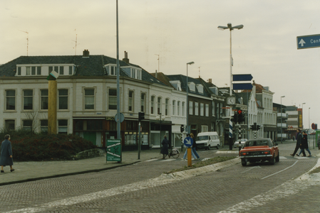 58698 Het Betje wolffplein richting de Coosje Buskenstraat. Links het begin van de Walstraat