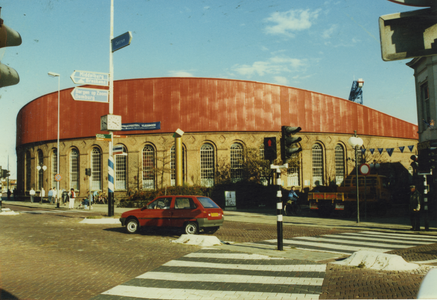 58699 Het Betje wolffplein met op de achtergrond de voormalige smederij van de Kon. Mij. de Schelde