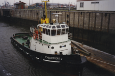 58726 Het sluizencomplex met sleepboot 'Scheldepoort 2'. Deze boot is gebouwd in 1956 door scheepswef Wilton-Fijenoord ...