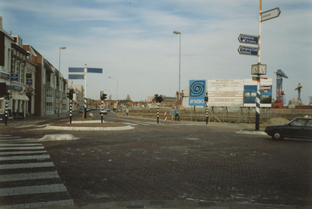 58750 Het Betje Wolffplein met de Aagje Dekenstraat. Rechts het voormalige terrein van de Kon. Mij. de Schelde waar ...