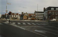 58753 Het Betje Wolffplein met recht de Coosje Buskenstraat. Een graafmachine is bezig met het bouwrijp maken van het ...