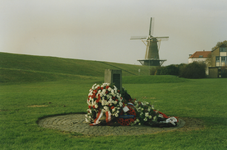 58828 De gedenksteen voor de 52ste Lowland Divisie bij het Landingsmonument aan de Commandoweg net na de herdenking. ...