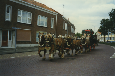 58863 Op zaterdag 13 juli vetrokkken 12 spannen met trekpaarden vanaf de Grote Markt in Brussel richting Amsterdam, ...
