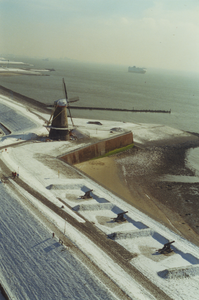 58873 Luchtfoto van Vlissingen. De Oranjedijk (Groene Boulevard) met de Oranjemolen op het Oranjebolwerk gezien vanuit ...